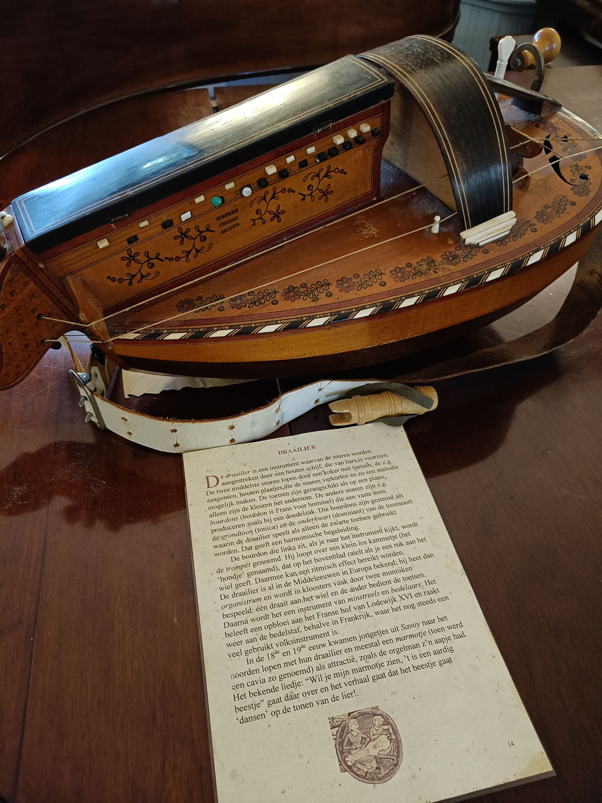 Een stuk papier ligt op een tafel naast een muziekinstrument.