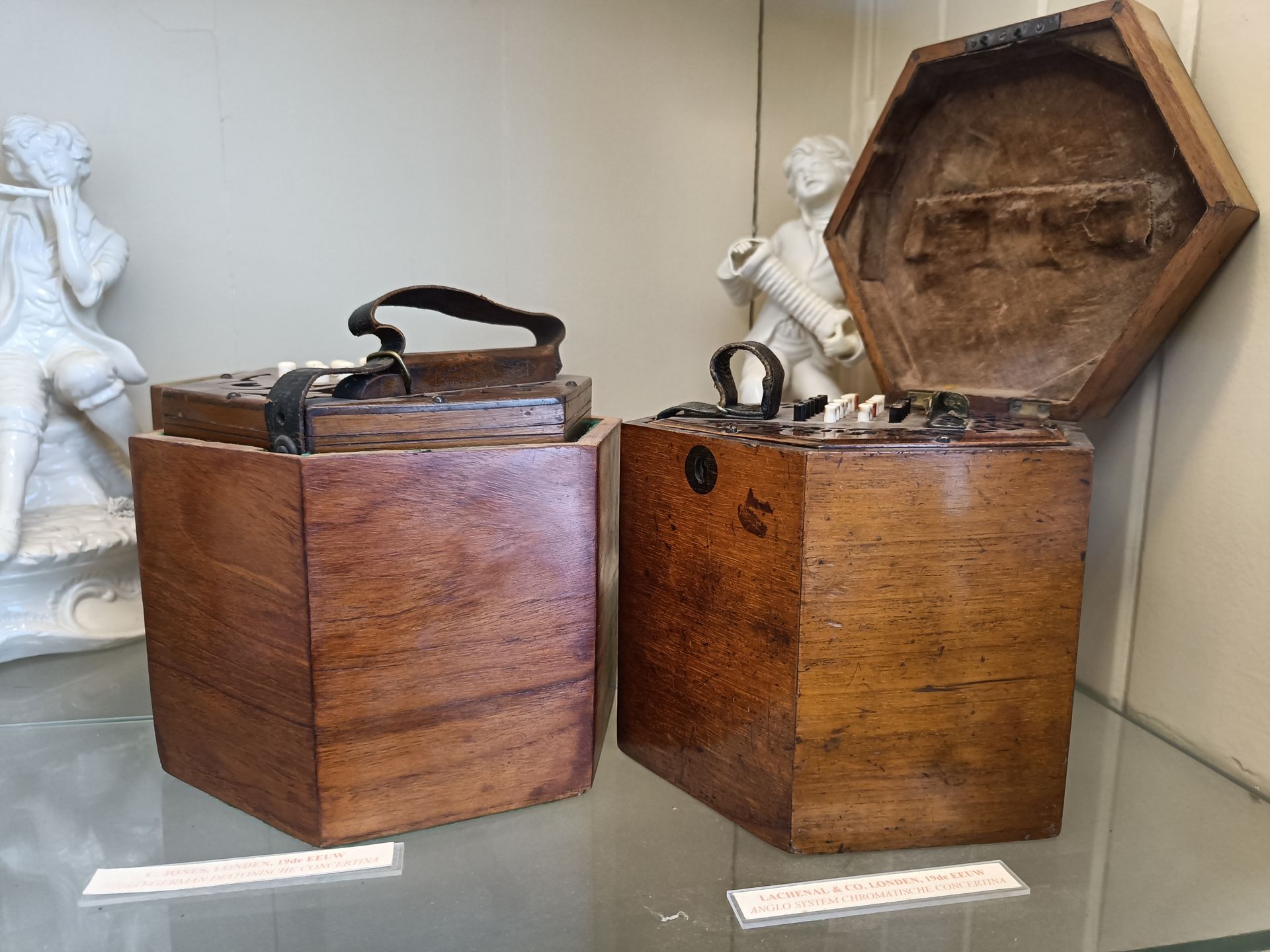 Op een glazen tafel staan ​​twee houten kisten.