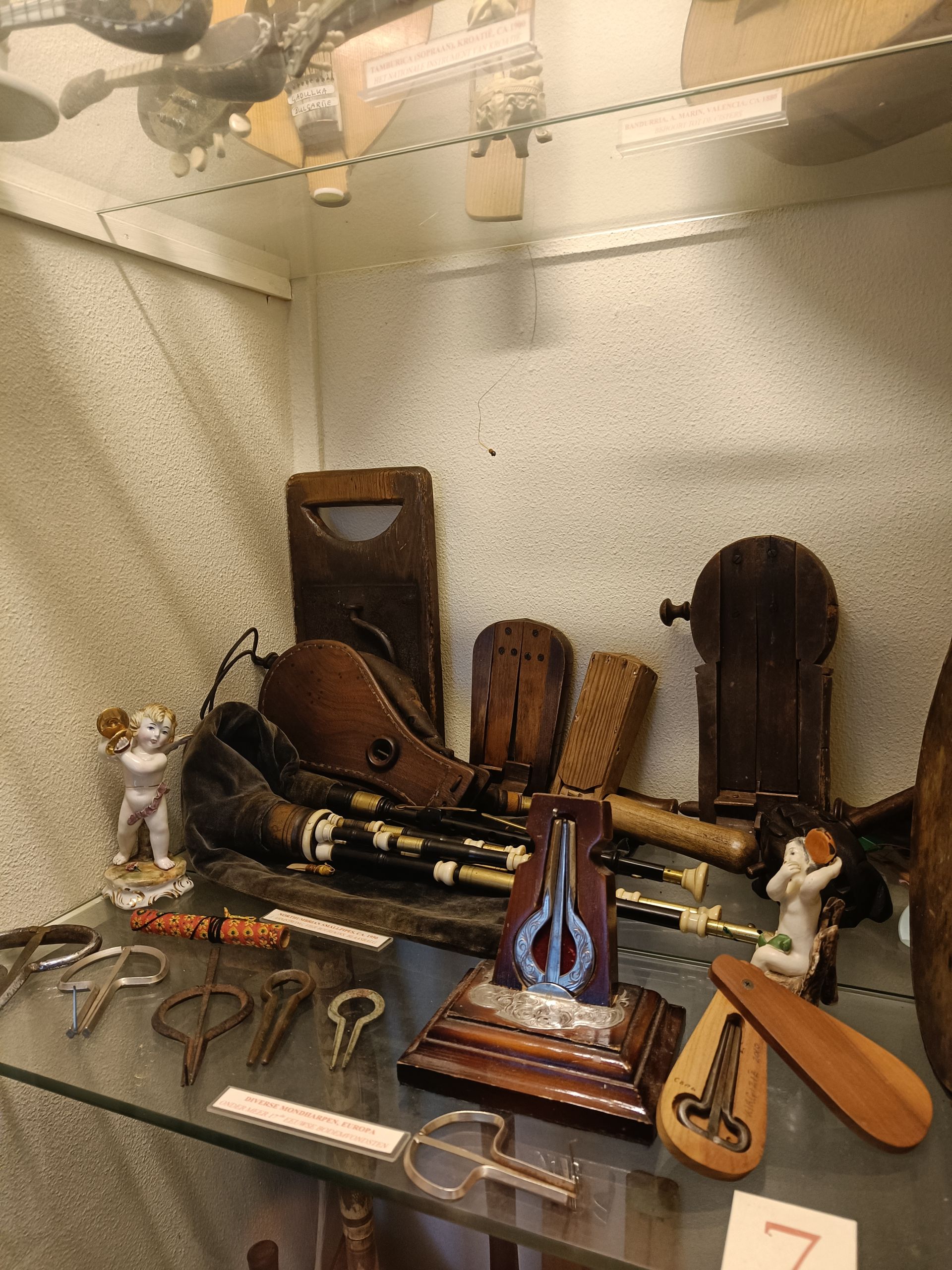 Een vitrine gevuld met allerlei spullen, waaronder sleutels