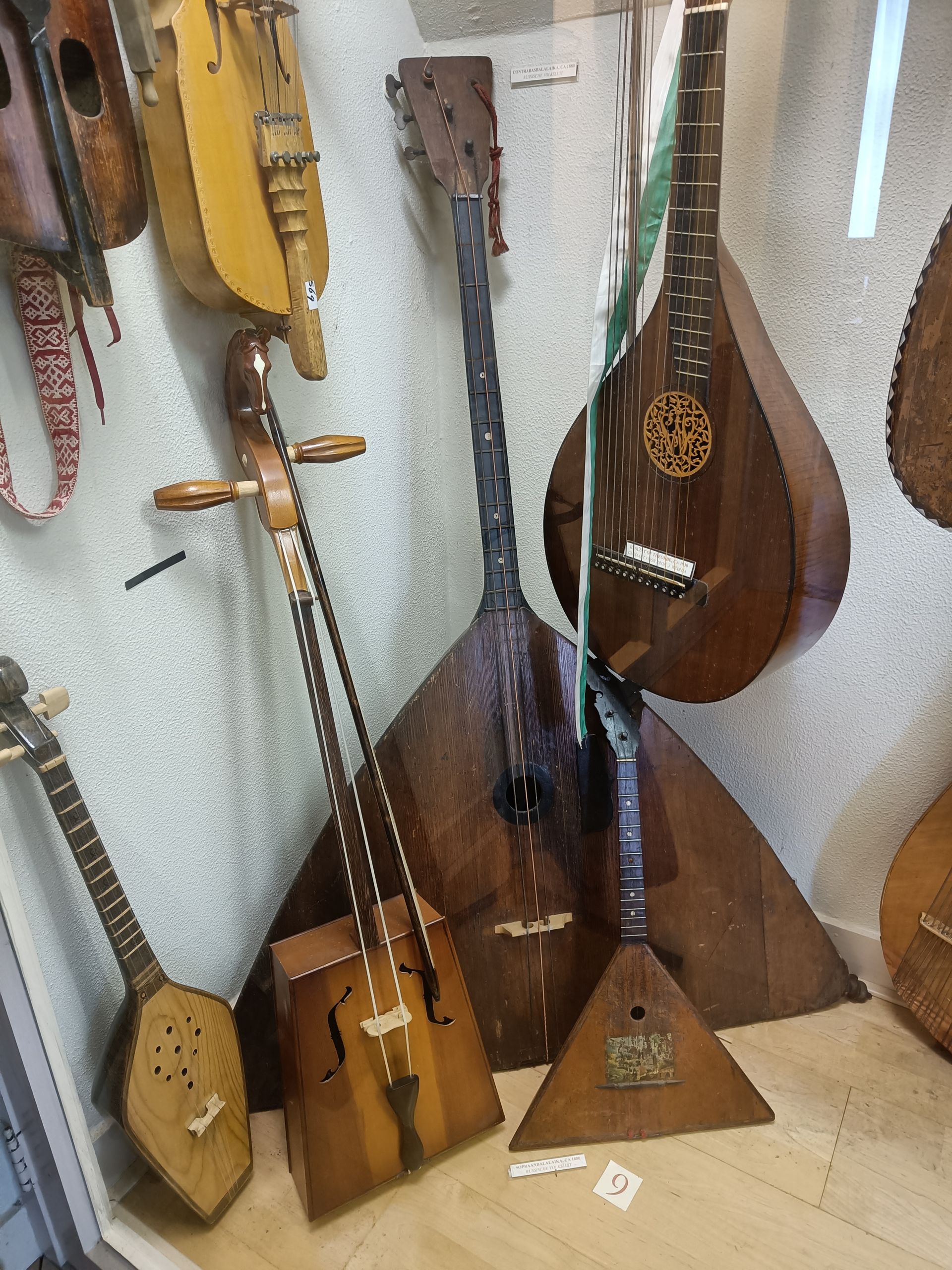 Aan de muur hangen een stel muziekinstrumenten