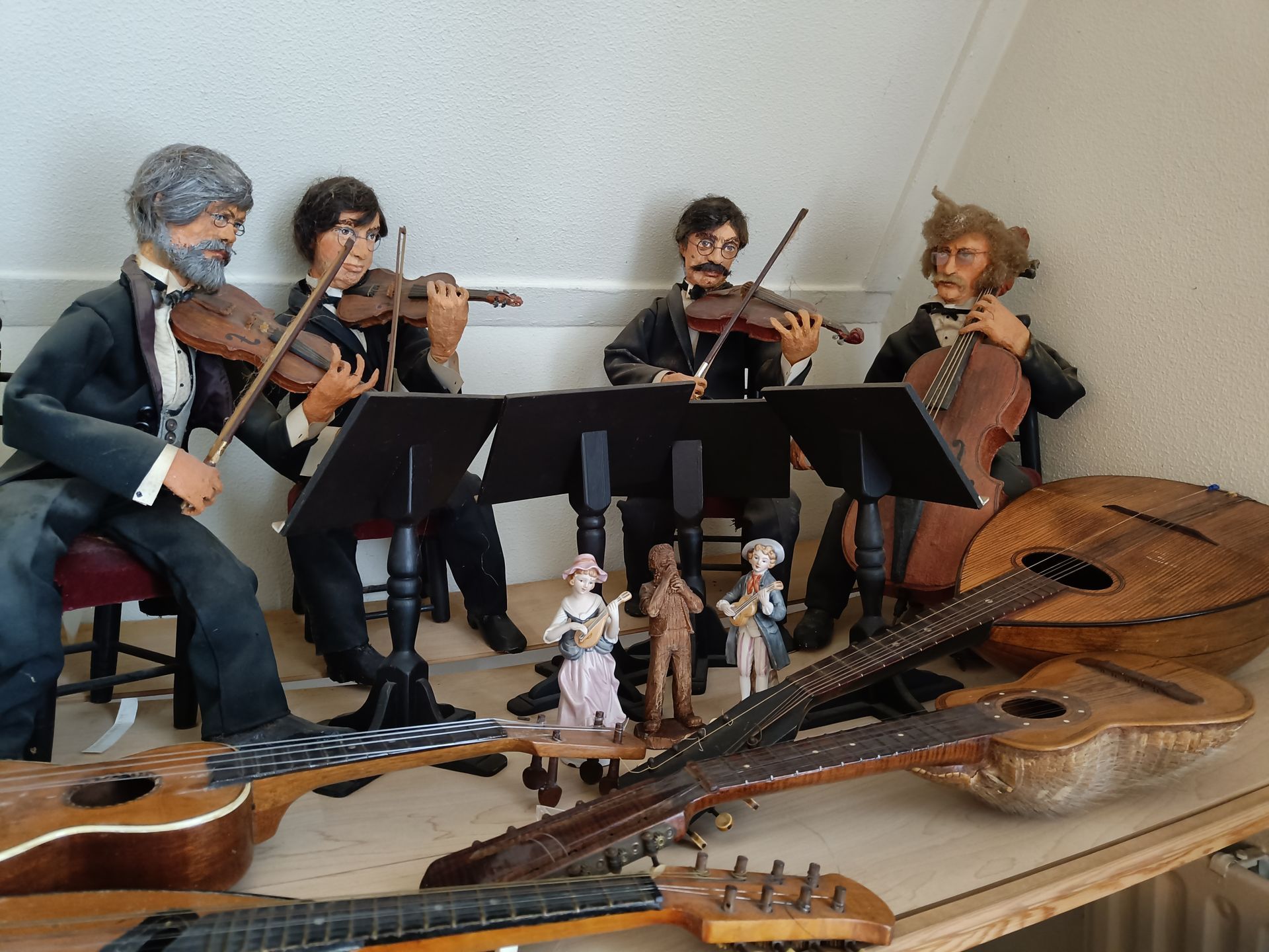 Poppenquartet in Museum Vosbergen bij de snaarinstrumenten