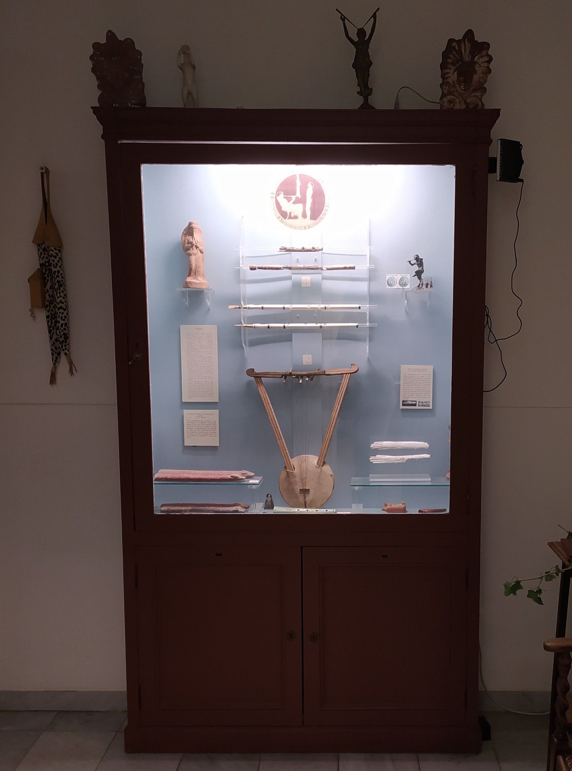 Een vitrine met een bordje met 'a' erop