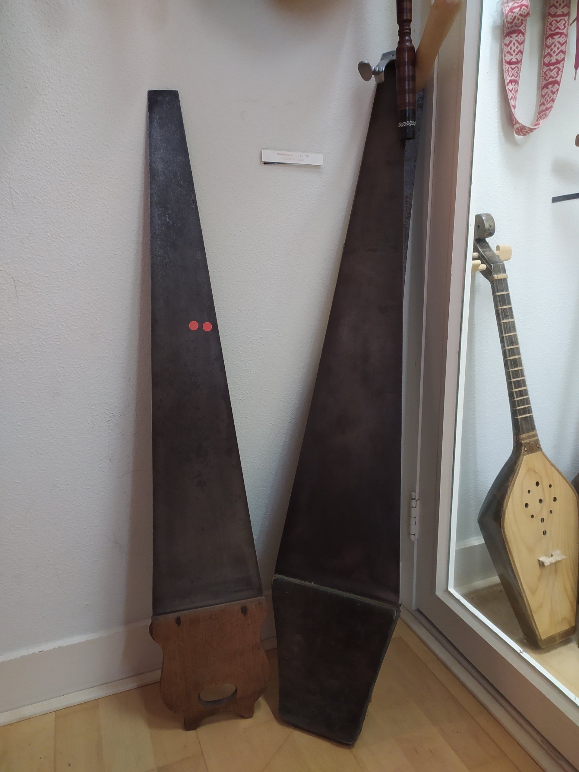 Een paar zagen naast elkaar op een houten vloer