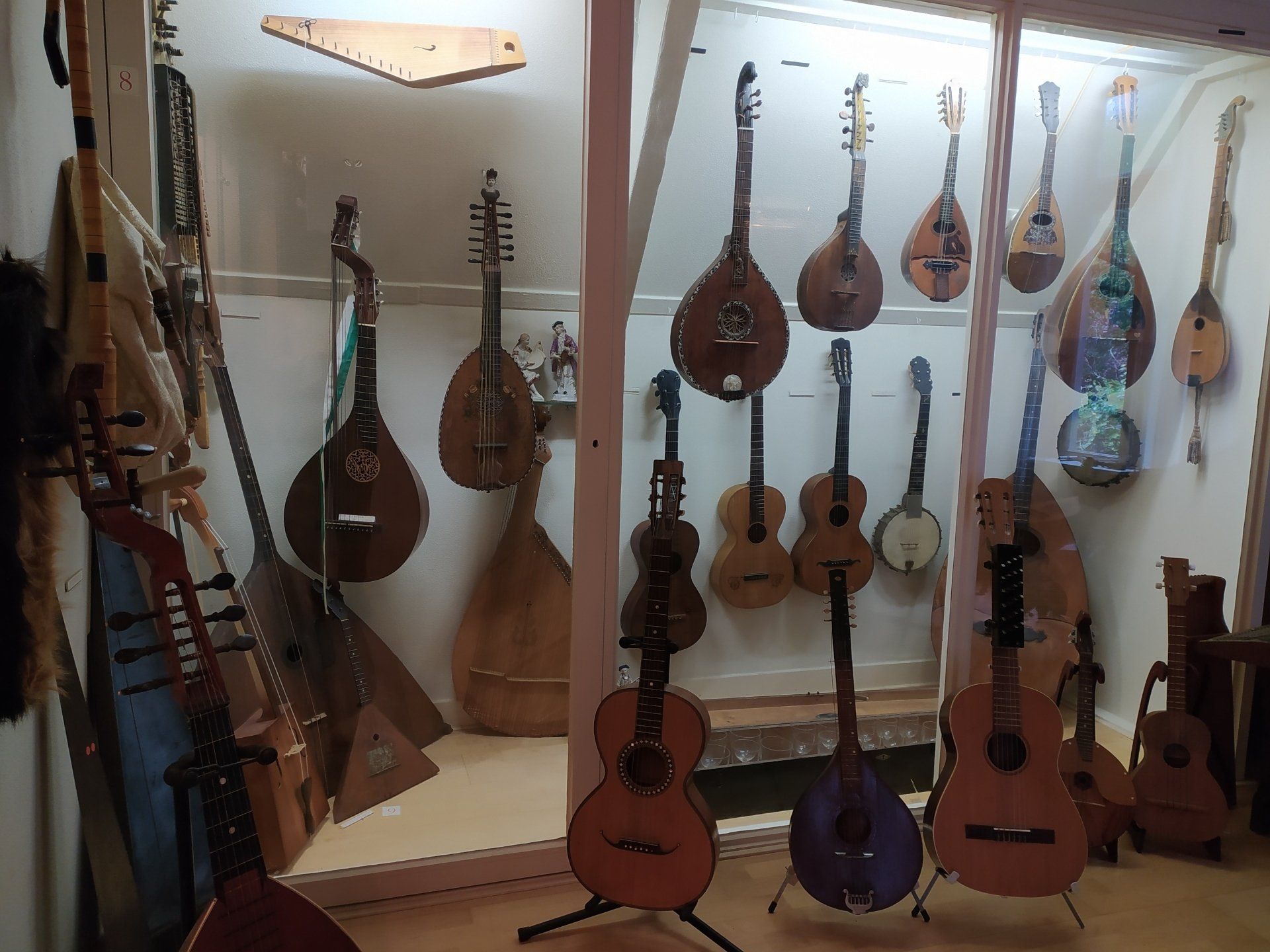 Een kamer vol gitaren en andere muziekinstrumenten