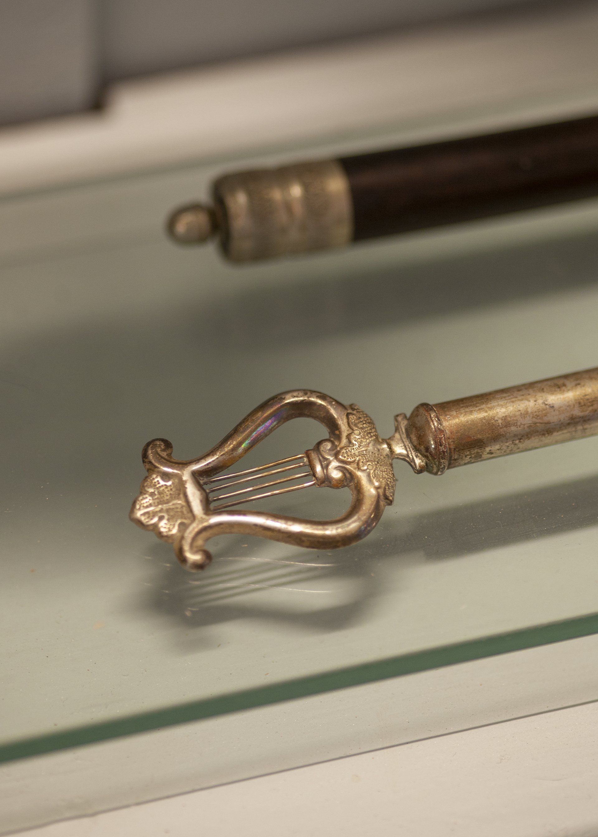 Een close-up van een sleutel op een glazen plank