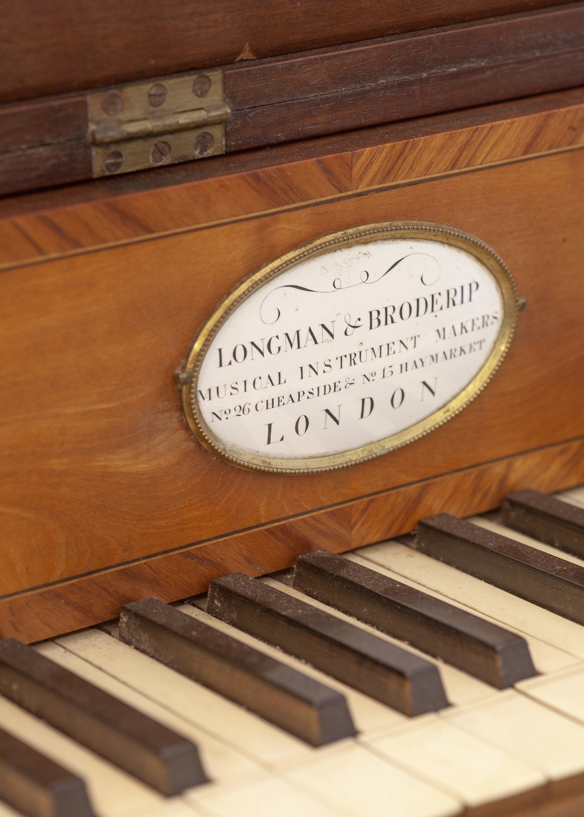Een piano met een label waarop London staat