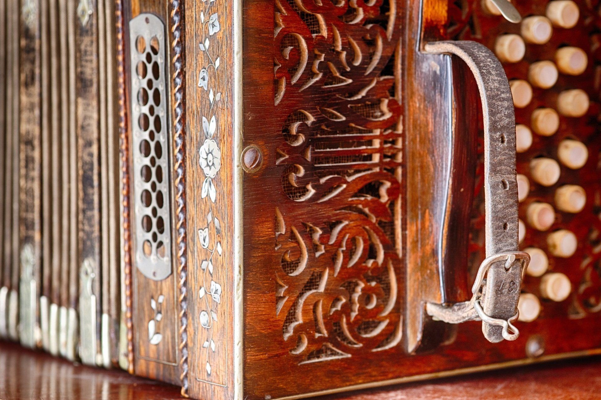 Een close-up van een accordeon op een houten tafel.