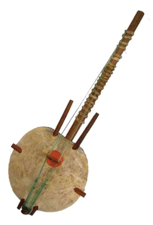 Een houten instrument met een touwtje eraan