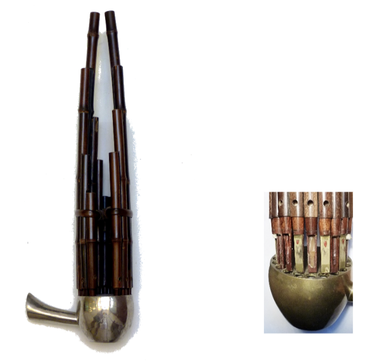 Een traditioneel Chinees sheng-instrument met meerdere bamboepijpen en een metalen voet.
