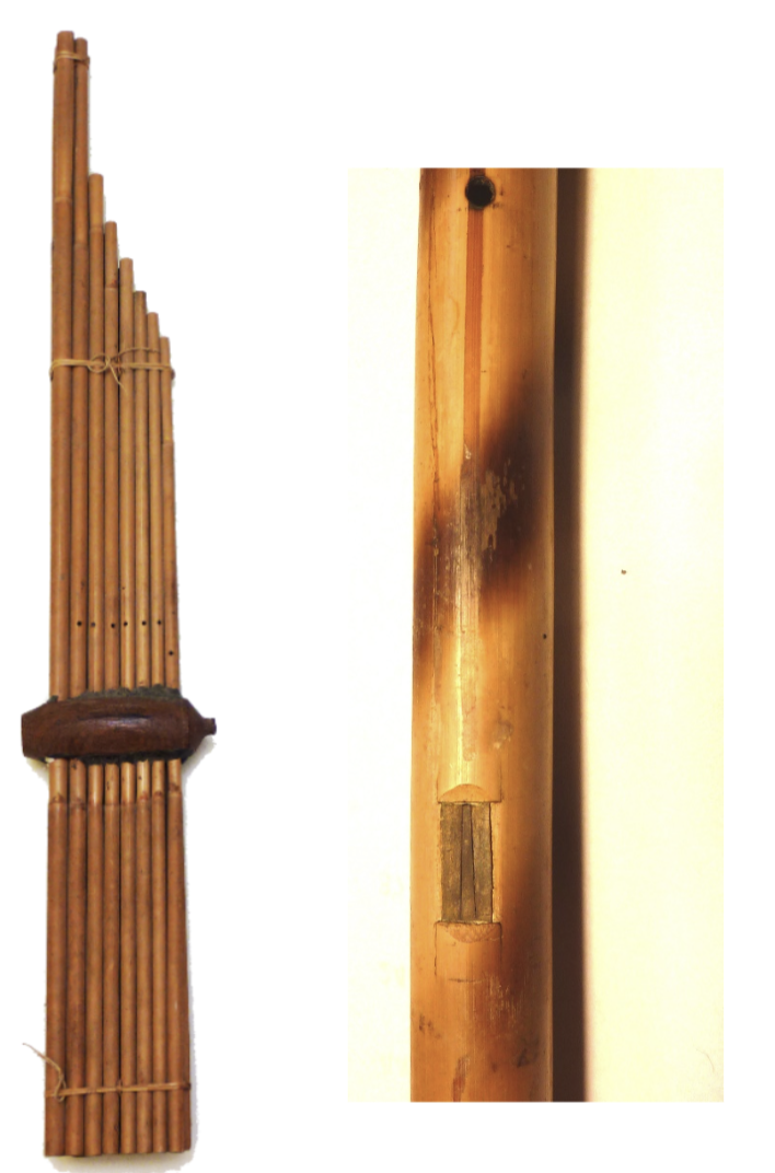 Een houten instrument dat lijkt op een panfluit, met twee delen: een vooraanzicht en een close-up van een rietje.