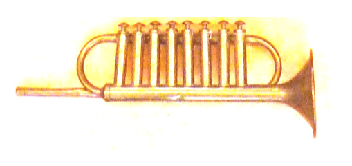 Een gouden trompet met zeven verticale ventielen. Het instrument staat tegen een witte achtergrond.