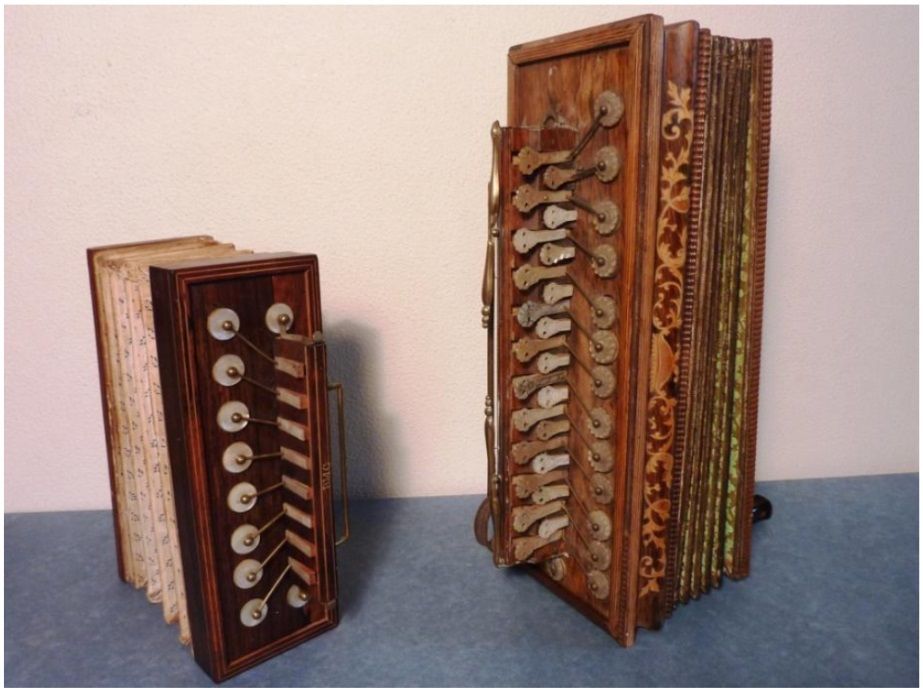 Twee accordeons zitten naast elkaar op een tafel