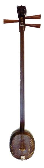 Een houten banjo zit op een standaard op een witte achtergrond.