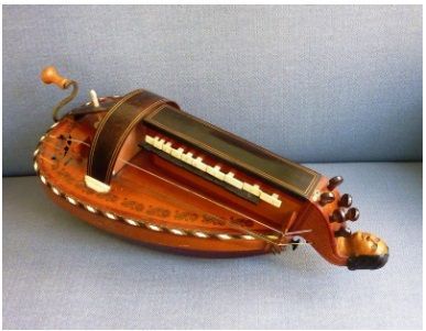 Een muziekinstrument zit op een blauwe bank