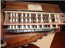 Een close-up van een muziekinstrument met veel toetsen erop.
