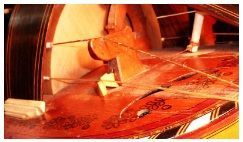 Een close-up van een muziekinstrument op een tafel.