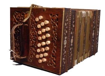 Een houten accordeon met een handvat op een witte achtergrond