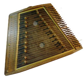 Een houten harp met een gouden frame op een witte achtergrond