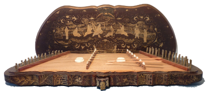 Een heel oud houten muziekinstrument met een heel interessant ontwerp erop.