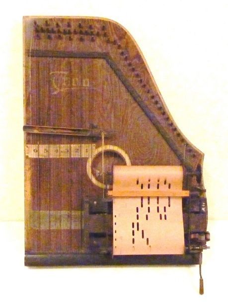 Een houten muziekinstrument met een vel papier erop