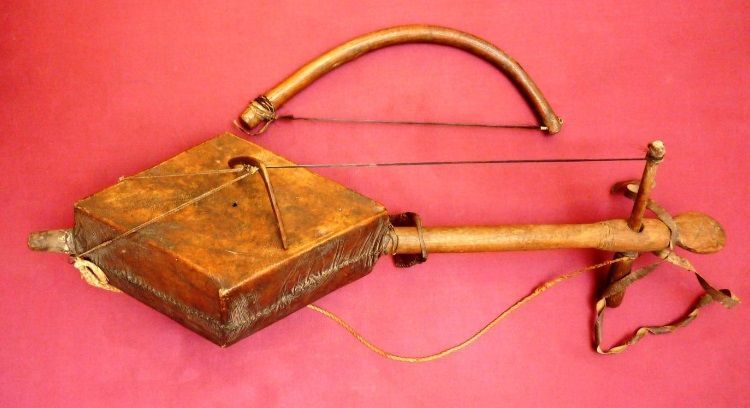 Een muziekinstrument met een rode achtergrond.