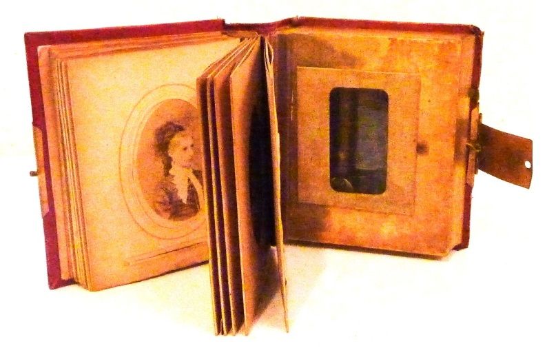 Een oud boek met een afbeelding van een man op de omslag