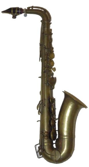 Een koperen saxofoon zit op een wit oppervlak.