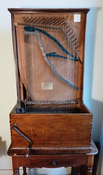 Een houten kist met daarin een harp
