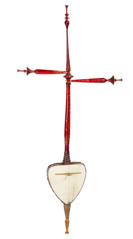 Een rood en wit muziekinstrument met een hartvormig lichaam op een witte achtergrond.