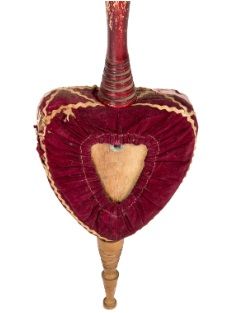 Een rood hartvormig instrument