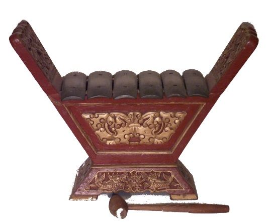 Een houten xylofoon met daaraan een houten stokje