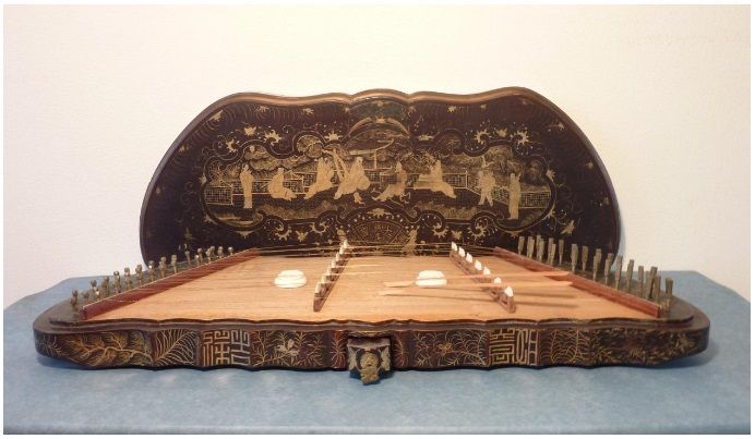 Een muziekinstrument met Chinees schrift erop staat op een tafel