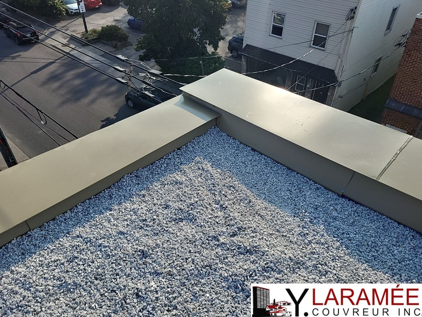 Une vue aérienne d'un toit avec un logo pour lylaramee coating inc.