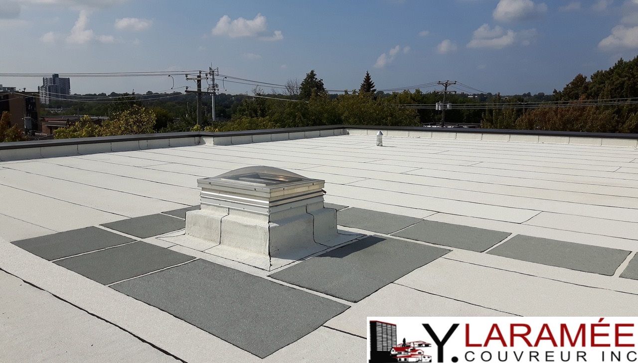 Un toit avec un logo pour ylaramee coating inc.