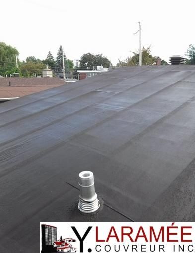 Un toit noir avec un logo pour y. laramee coating inc.