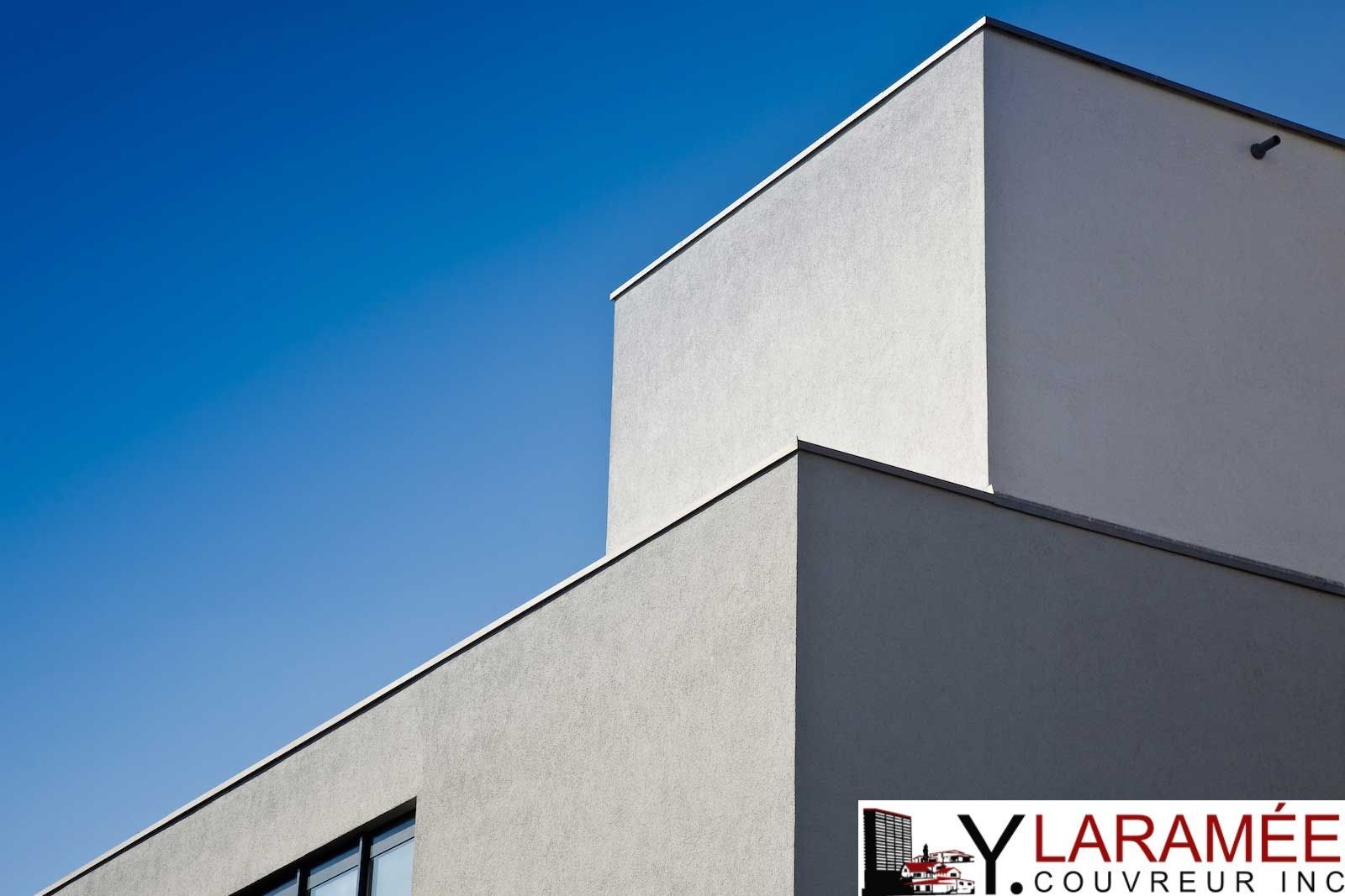 Un bâtiment avec un panneau indiquant Ylaramee