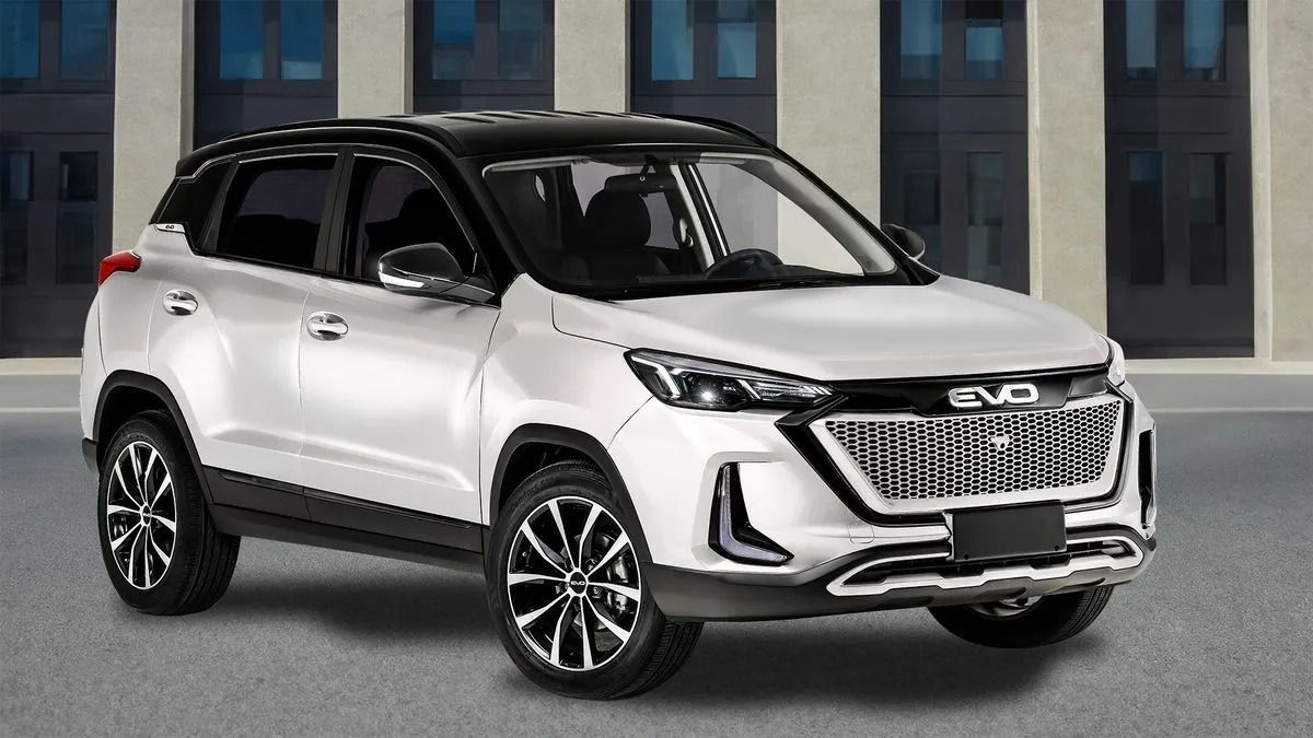 SUV bianco parcheggiato davanti a un edificio, ripreso in vista frontale a tre quarti.