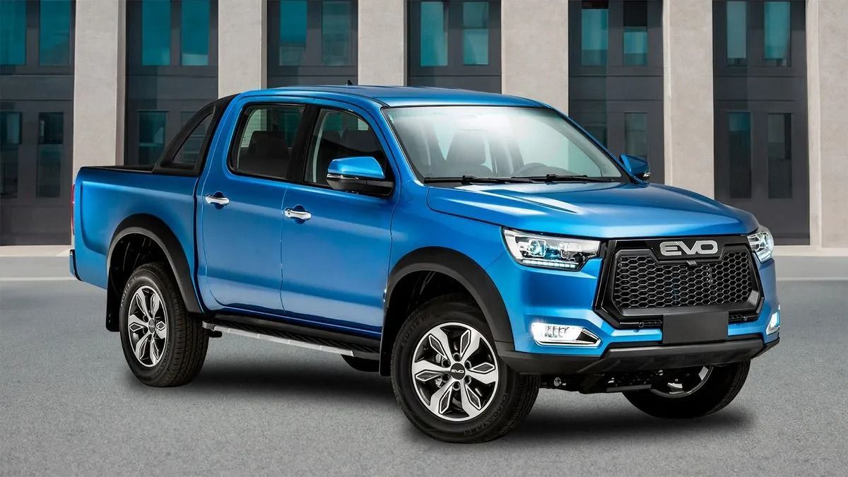 Un pick-up blu parcheggiato sul marciapiede di fronte a un edificio.