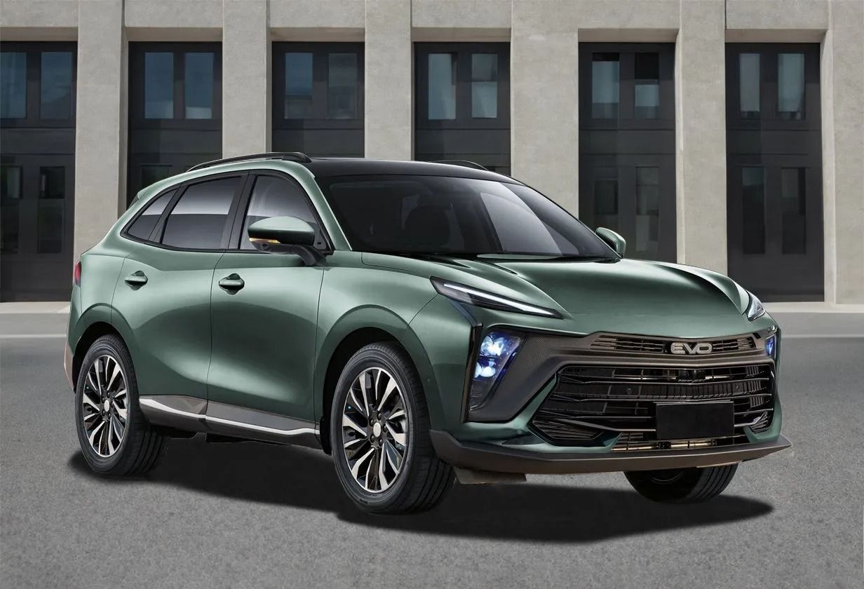 SUV compatto verde parcheggiato davanti a un edificio moderno