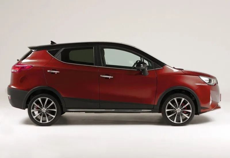 SUV rosso di profilo su sfondo bianco