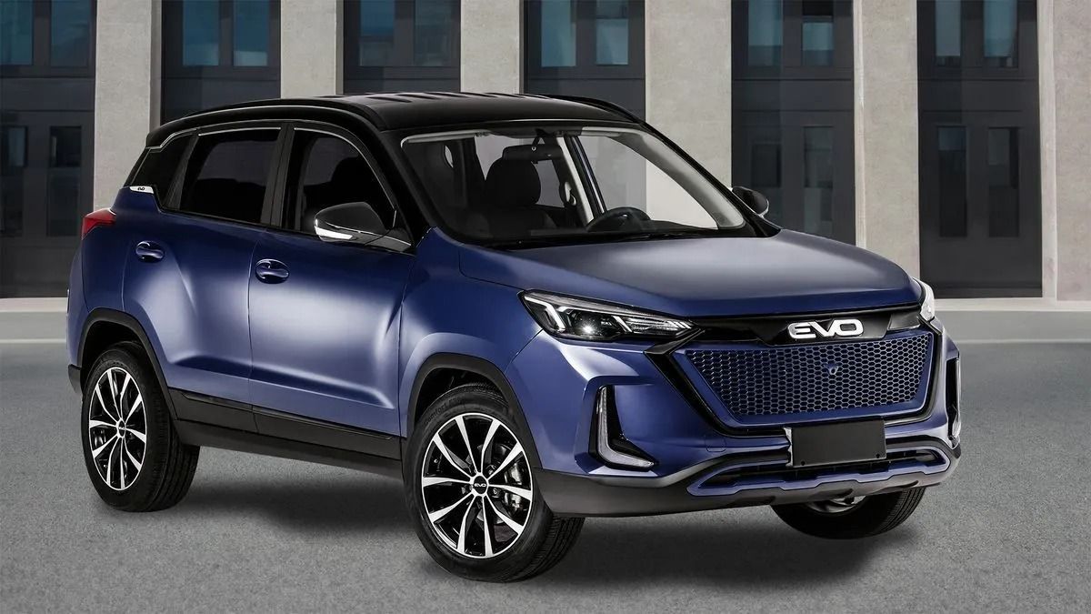 SUV compatto blu parcheggiato all'aperto di fronte a un edificio moderno
