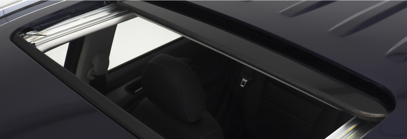 Tetto nero dell'auto con tettuccio apribile e interni visibili