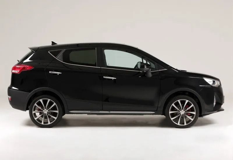 SUV compatto nero di profilo su sfondo bianco in studio.