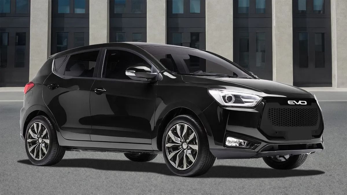 SUV compatto nero parcheggiato davanti a un edificio
