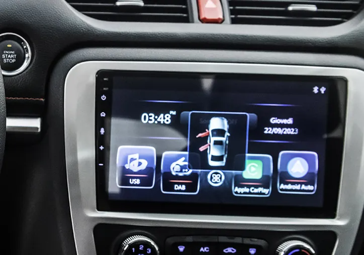 Schermo touchscreen sul cruscotto dell'auto che mostra le impostazioni del veicolo, le 03:48 e la temperatura a 68°F.