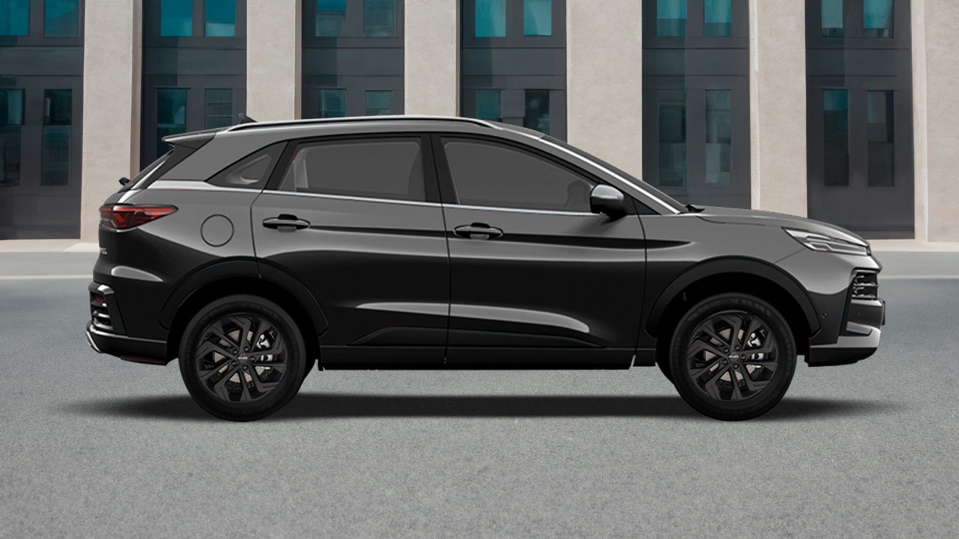 SUV nero parcheggiato di fronte a un edificio moderno, vista laterale.