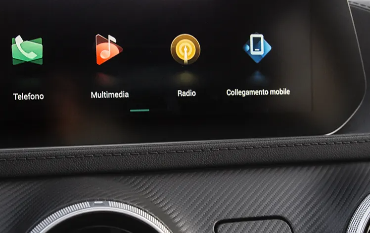 Schermo dell'infotainment per auto con quattro icone di app in spagnolo: Teléfono, Multimedia, Radio e Ordenador a bordo