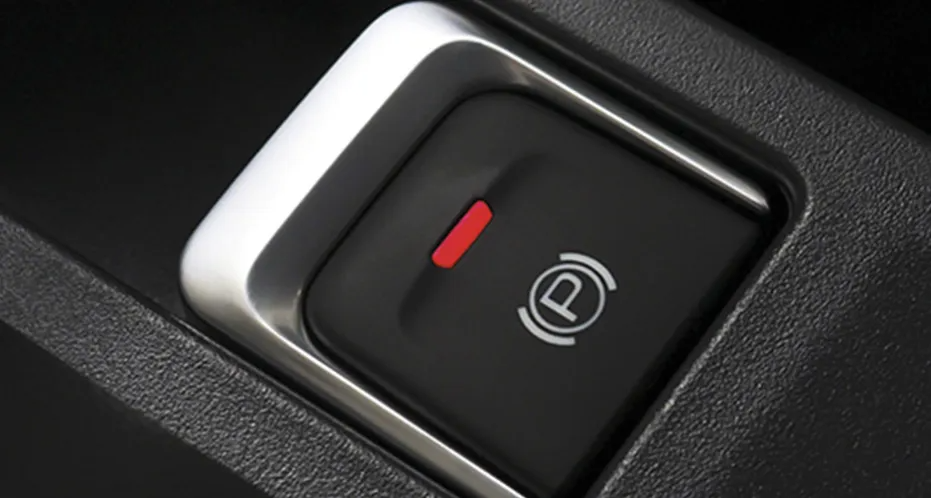 Pulsante del freno di stazionamento dell'auto con spia rossa sulla console dell'auto