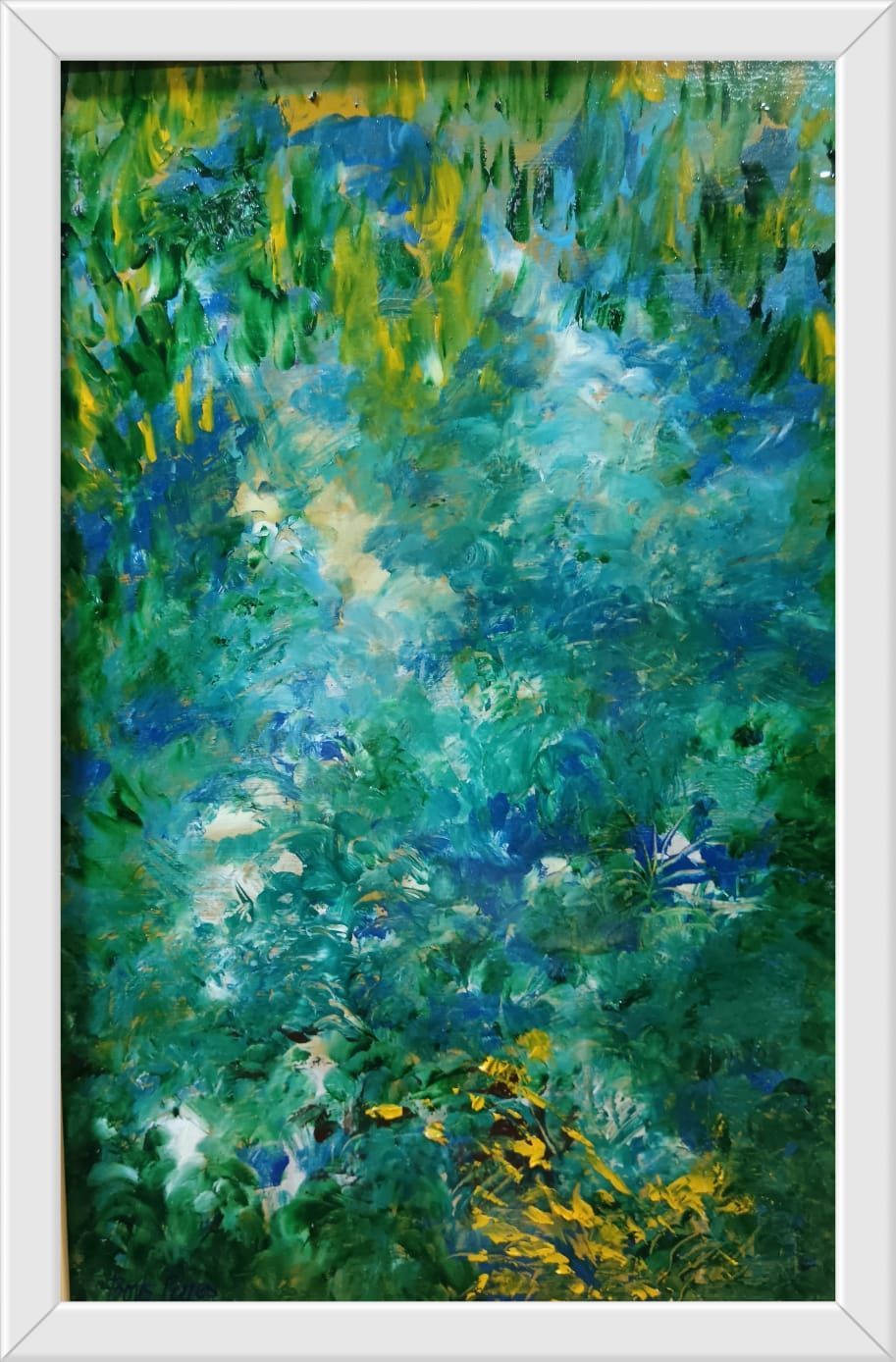 Cuadro abstracto en tonos verdes, azules y amarillos con marco blanco.