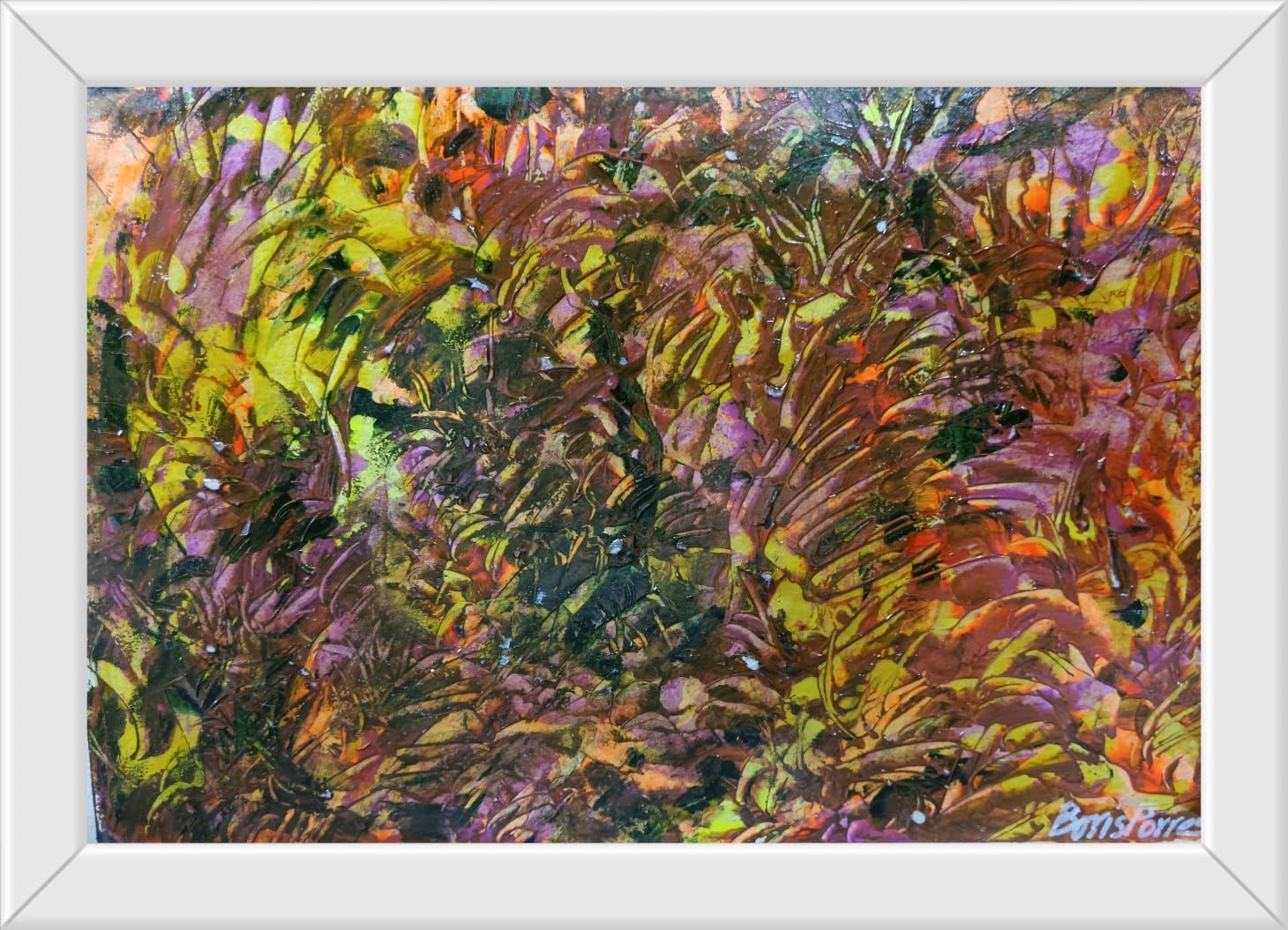 Cuadro abstracto con matices amarillos, naranjas y morados, enmarcado en blanco.